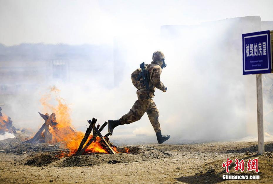 防毒面具下的較量 五國(guó)防化尖兵鏖戰(zhàn)“安全環(huán)境”戰(zhàn)場(chǎng)